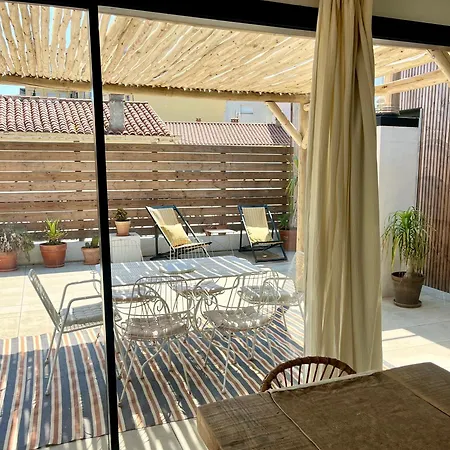 Nid Douillet Sur Roof Perpignan